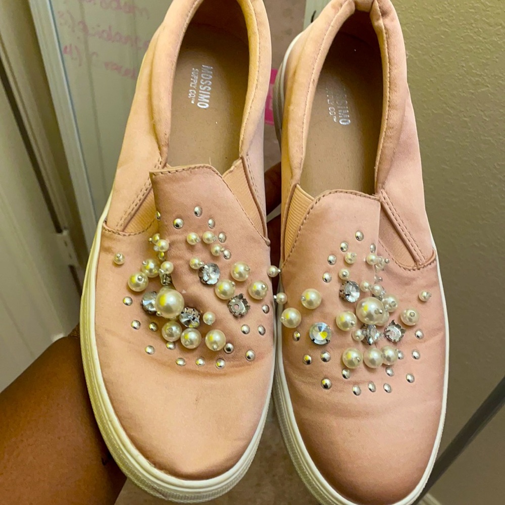 Pink casual tennis shoe